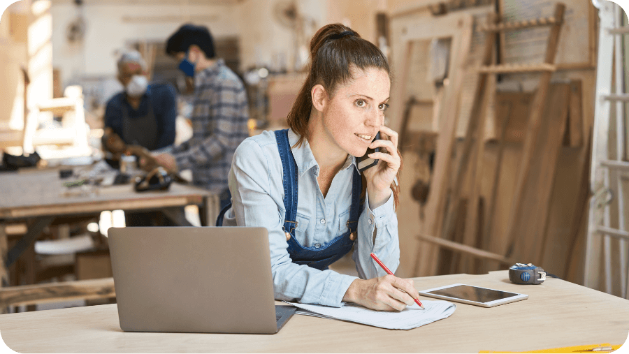 frau ruft bestellhotline telefonservice